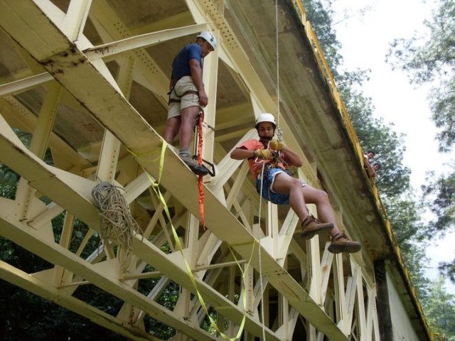  Free fall rappelling 